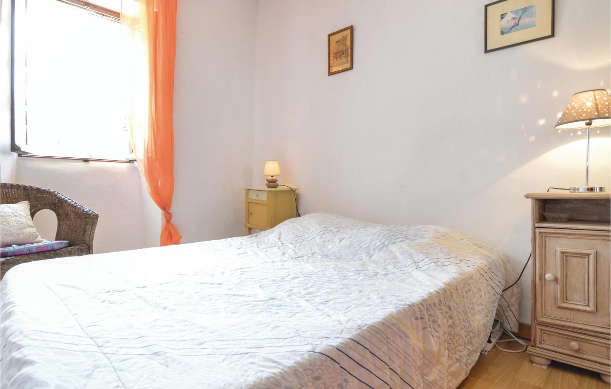 2 Bedroom Beautiful Apartment In Calcatoggio カルカトッジョ エクステリア 写真