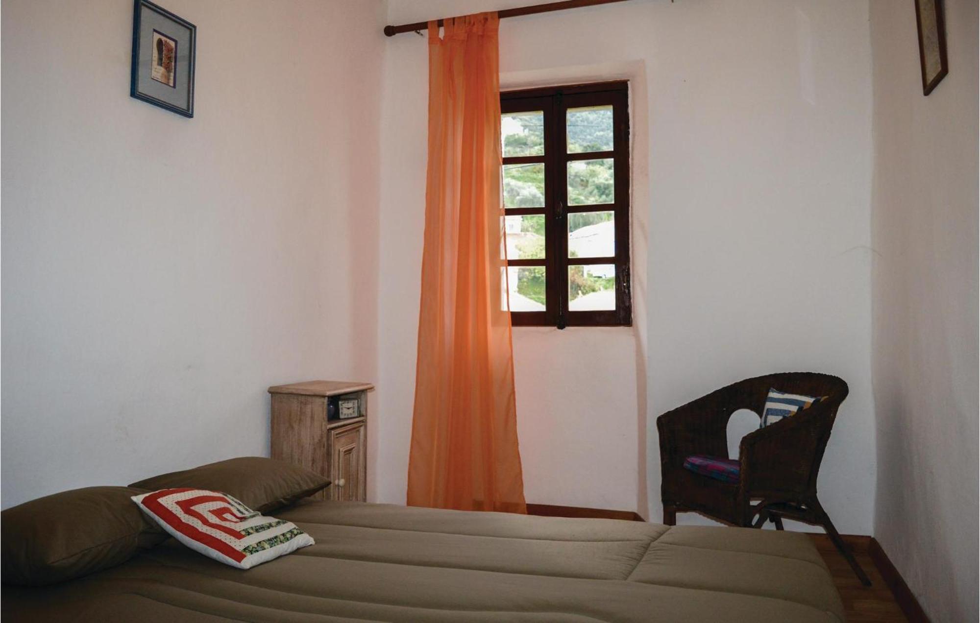 2 Bedroom Beautiful Apartment In Calcatoggio カルカトッジョ エクステリア 写真