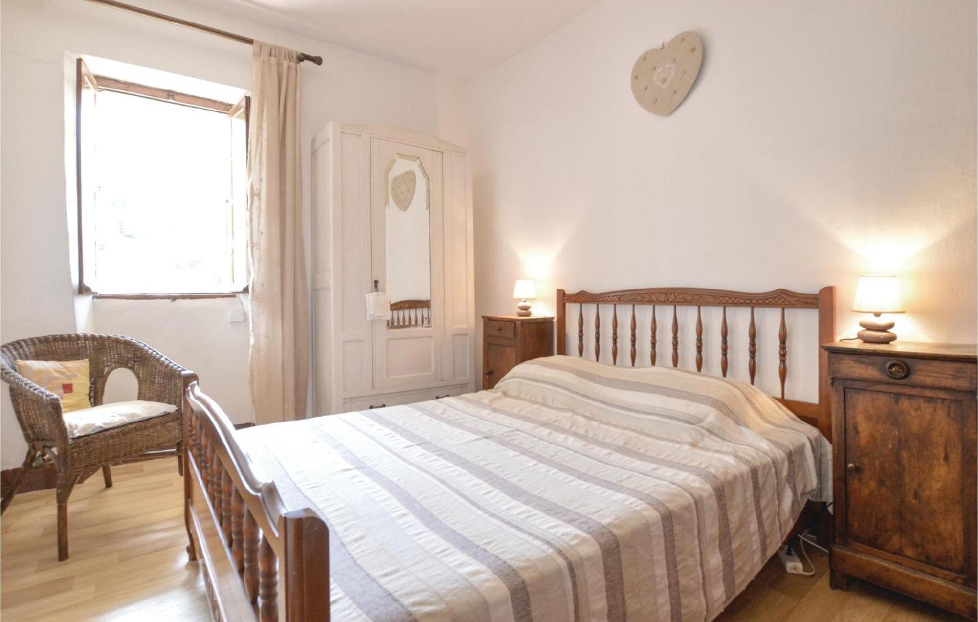 2 Bedroom Beautiful Apartment In Calcatoggio カルカトッジョ エクステリア 写真
